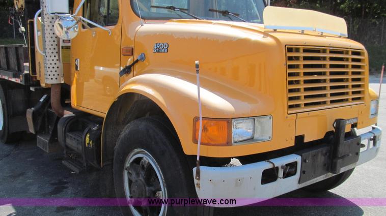 image for item G2047 1996 International 4900 crane truck