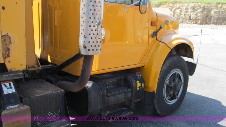 image for item G2047 1996 International 4900 crane truck