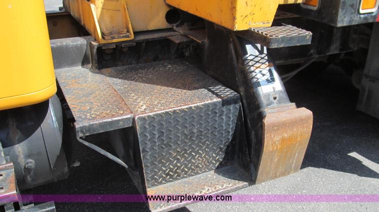 image for item G2047 1996 International 4900 crane truck