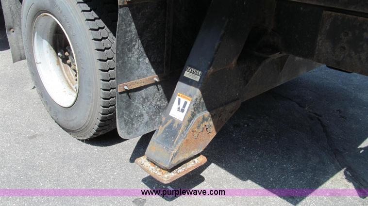 image for item G2047 1996 International 4900 crane truck