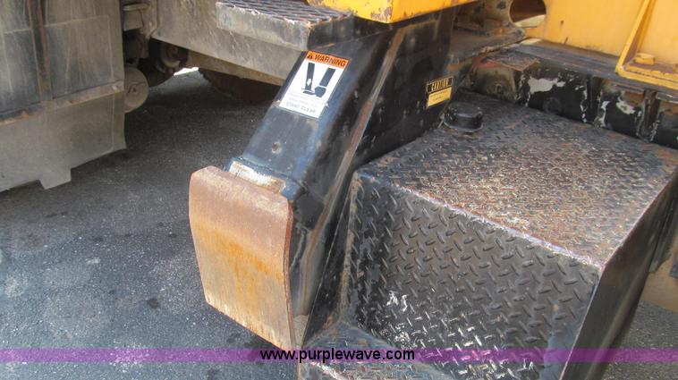 image for item G2047 1996 International 4900 crane truck