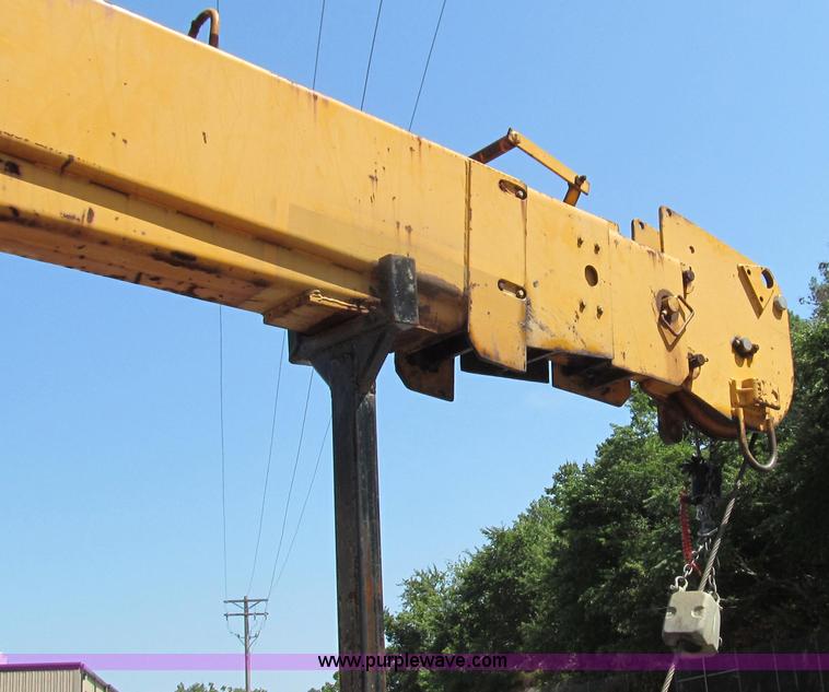 image for item G2047 1996 International 4900 crane truck