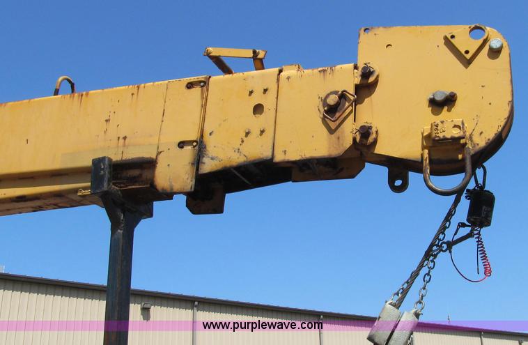image for item G2047 1996 International 4900 crane truck