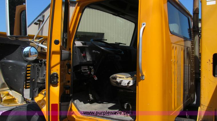 image for item G2047 1996 International 4900 crane truck