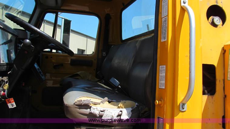 image for item G2047 1996 International 4900 crane truck