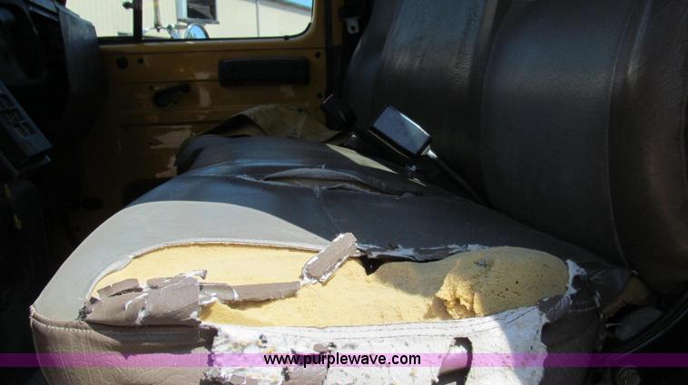 image for item G2047 1996 International 4900 crane truck