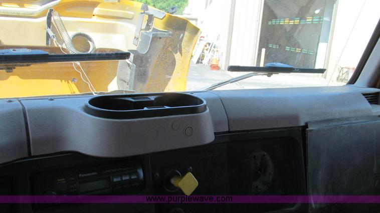 image for item G2047 1996 International 4900 crane truck