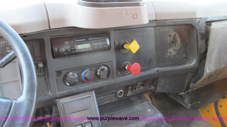 image for item G2047 1996 International 4900 crane truck