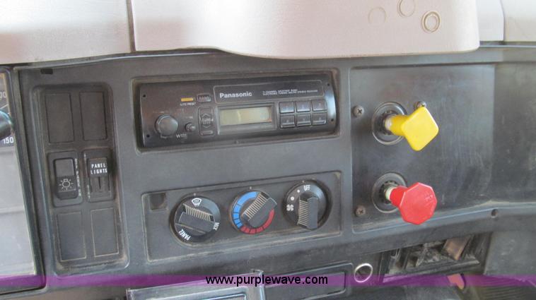 image for item G2047 1996 International 4900 crane truck