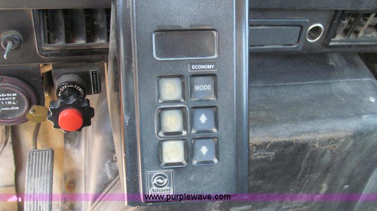 image for item G2047 1996 International 4900 crane truck