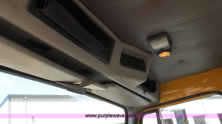 image for item G2047 1996 International 4900 crane truck