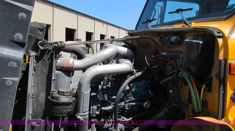 image for item G2047 1996 International 4900 crane truck