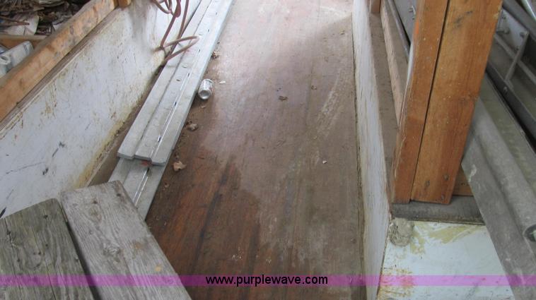 image for item G2048 1982 Kentucky dry van trailer