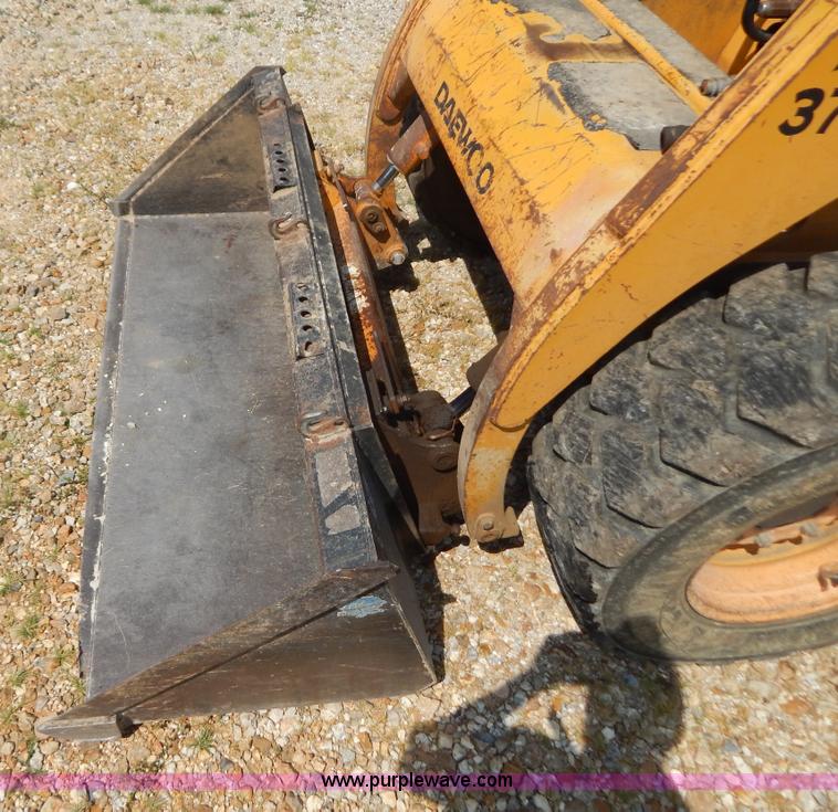 image for item G3311 1998 Daewoo DSL801 skid steer