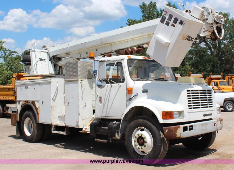 image for item G5391 1999 International 4700 digger derrick truck
