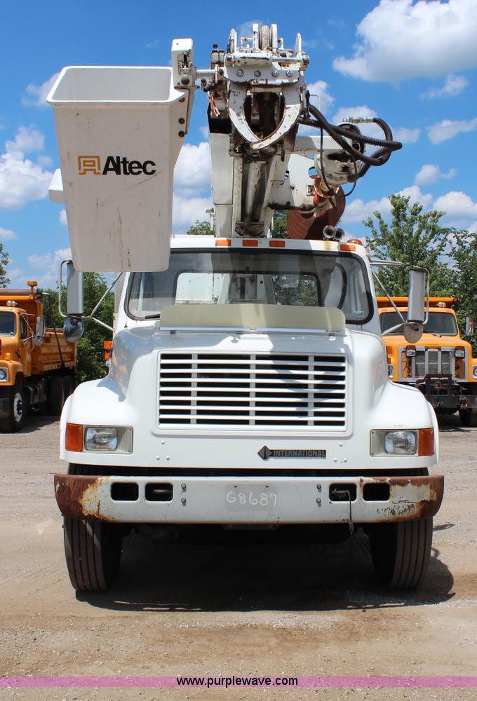 image for item G5391 1999 International 4700 digger derrick truck