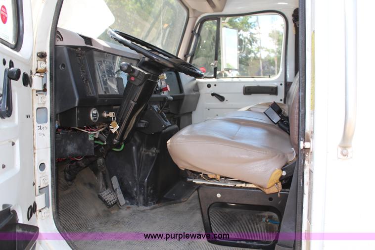 image for item G5391 1999 International 4700 digger derrick truck