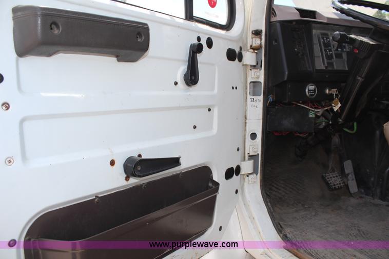 image for item G5391 1999 International 4700 digger derrick truck