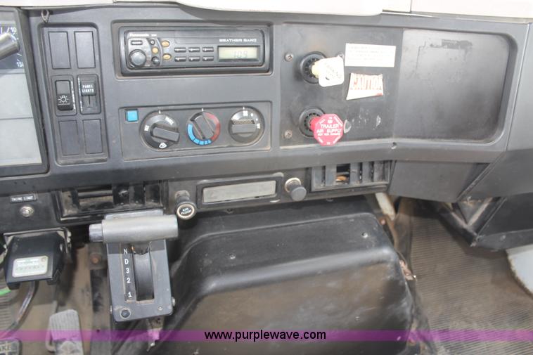 image for item G5391 1999 International 4700 digger derrick truck