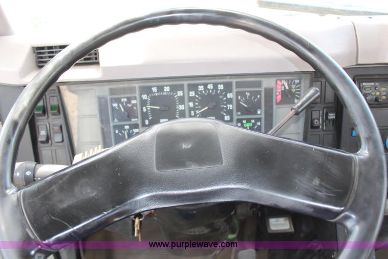 image for item G5391 1999 International 4700 digger derrick truck