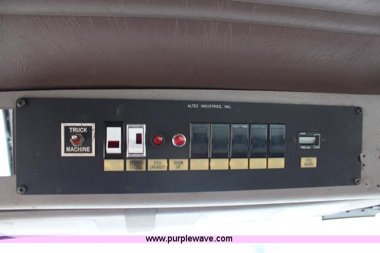 image for item G5391 1999 International 4700 digger derrick truck