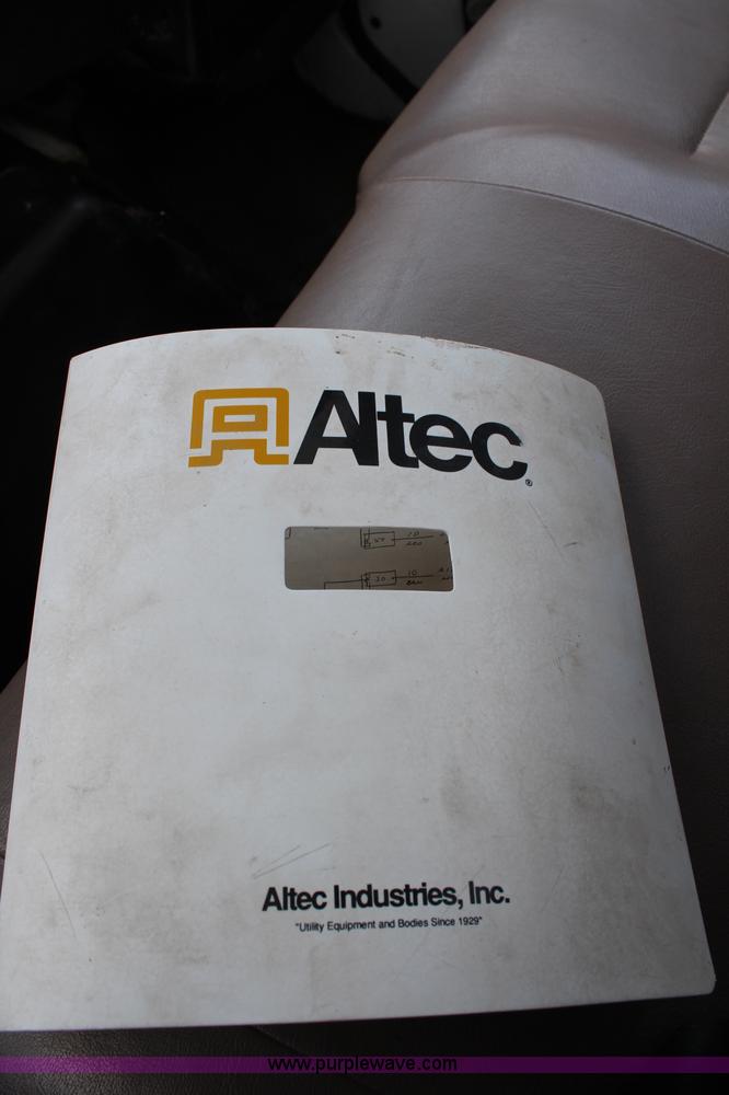 image for item G5391 1999 International 4700 digger derrick truck