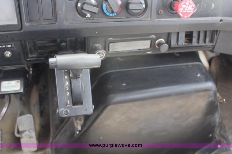 image for item G5391 1999 International 4700 digger derrick truck