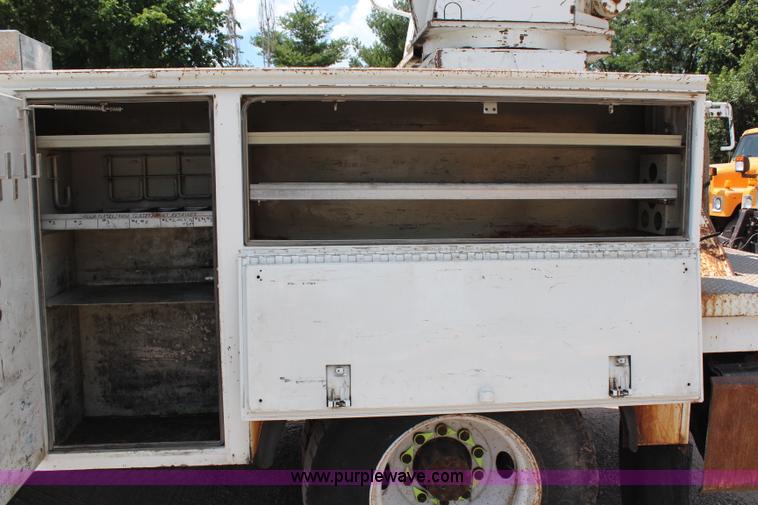 image for item G5391 1999 International 4700 digger derrick truck