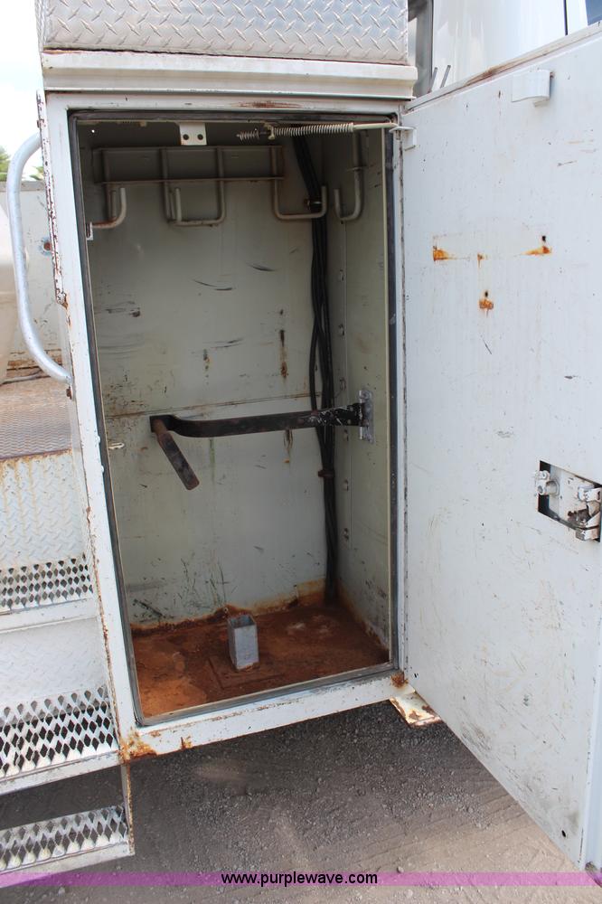 image for item G5391 1999 International 4700 digger derrick truck