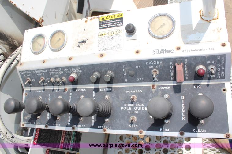 image for item G5391 1999 International 4700 digger derrick truck