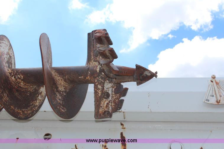 image for item G5391 1999 International 4700 digger derrick truck