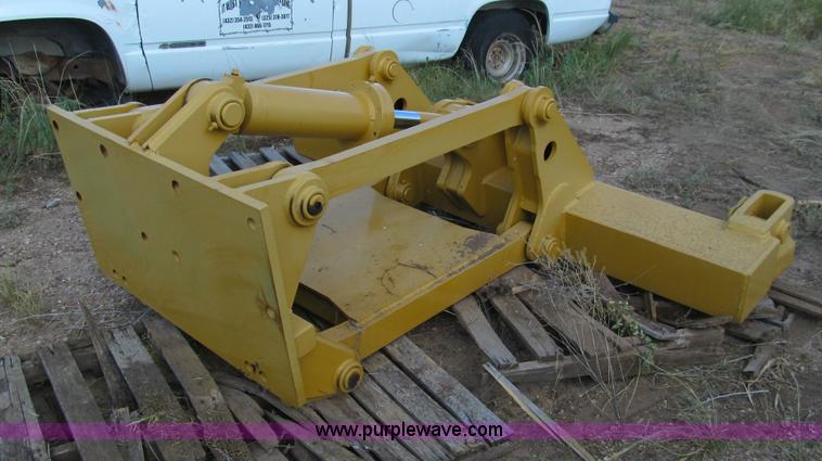 image for item G5770 Caterpillar D6D dozer ripper attachment