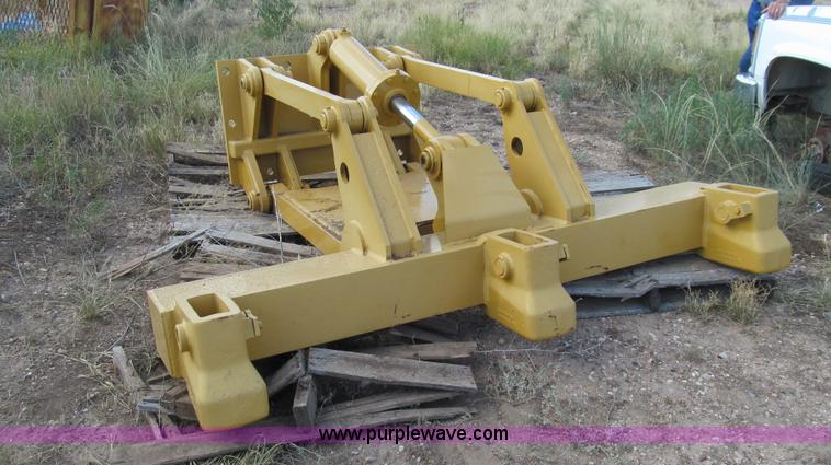 image for item G5770 Caterpillar D6D dozer ripper attachment