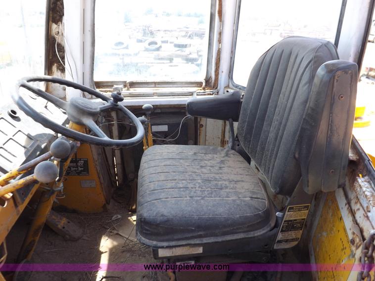 image for item H7172 1978 International 2275 wheel loader