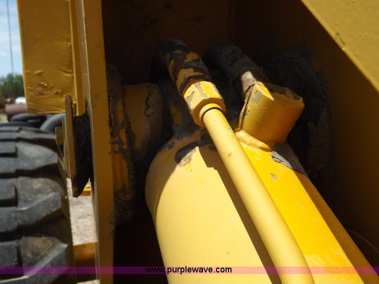 image for item H7172 1978 International 2275 wheel loader