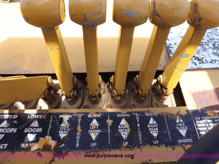 image for item H7174 1975 Broderson RTR701B carry deck crane