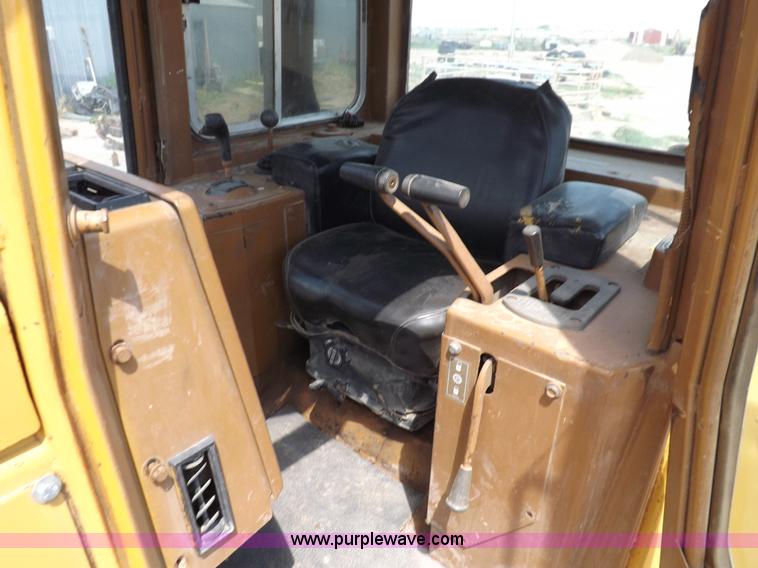 image for item H7177 1986 Caterpillar D4H dozer