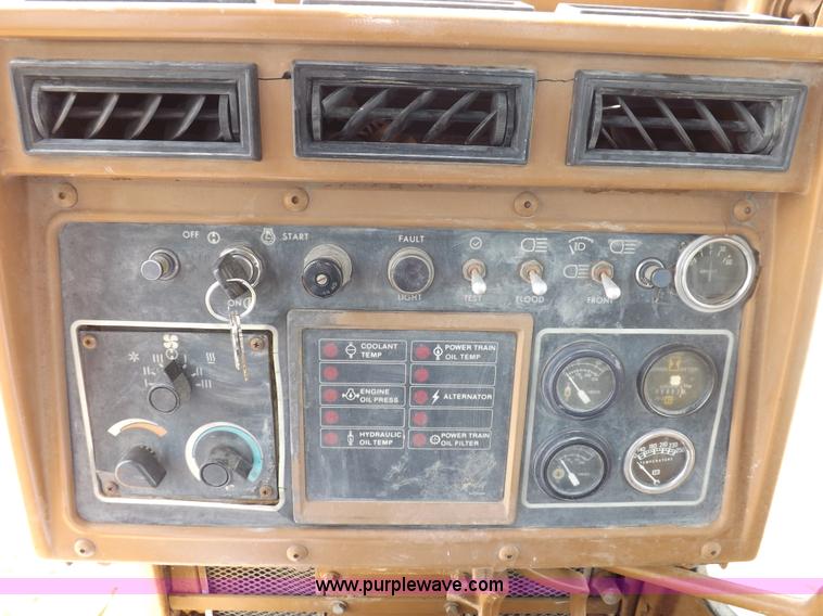 image for item H7177 1986 Caterpillar D4H dozer