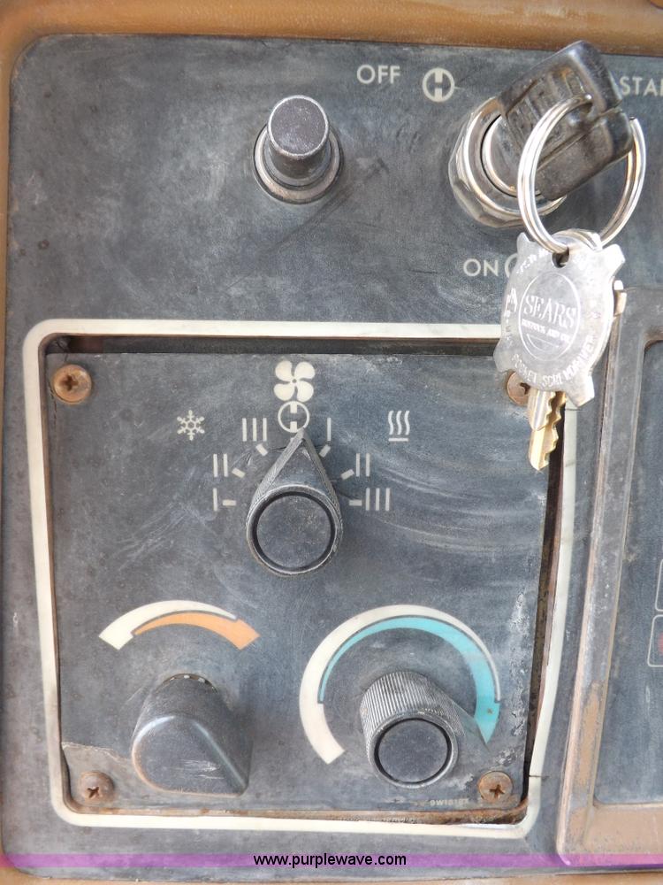 image for item H7177 1986 Caterpillar D4H dozer