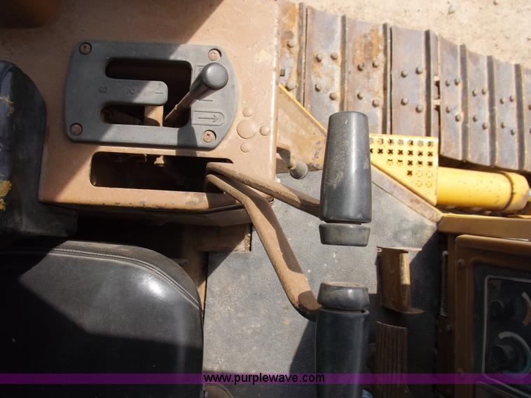 image for item H7177 1986 Caterpillar D4H dozer