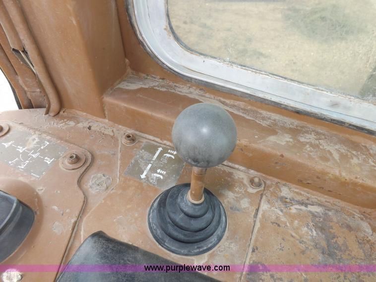 image for item H7177 1986 Caterpillar D4H dozer