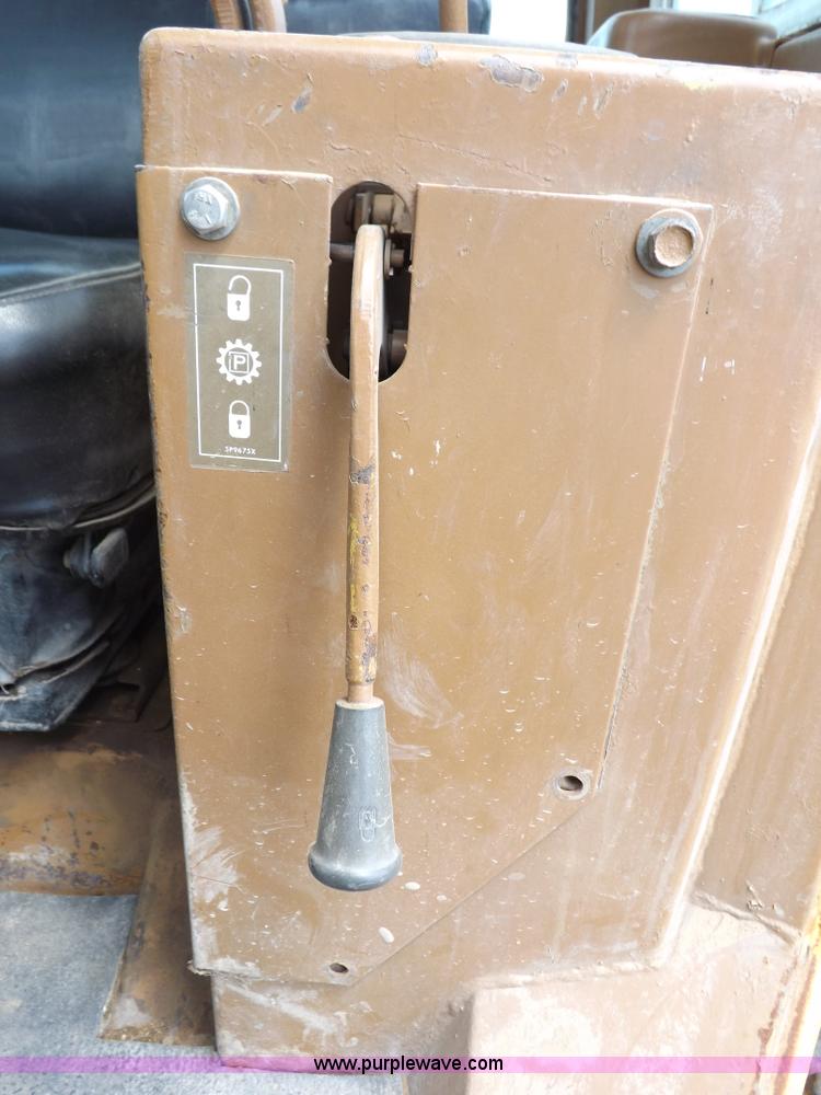 image for item H7177 1986 Caterpillar D4H dozer