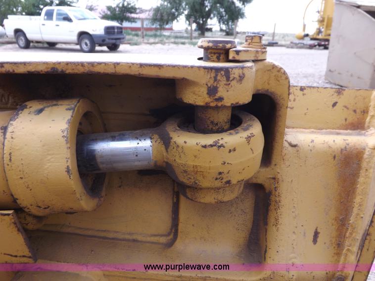 image for item H7177 1986 Caterpillar D4H dozer