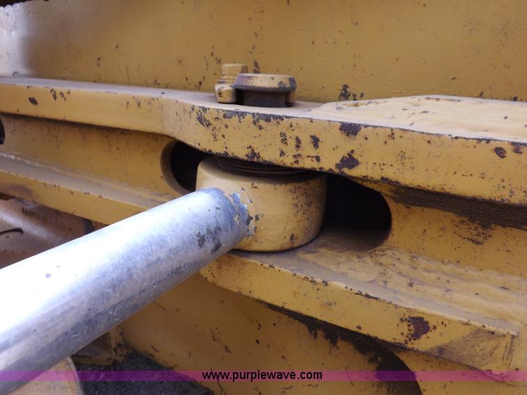 image for item H7177 1986 Caterpillar D4H dozer