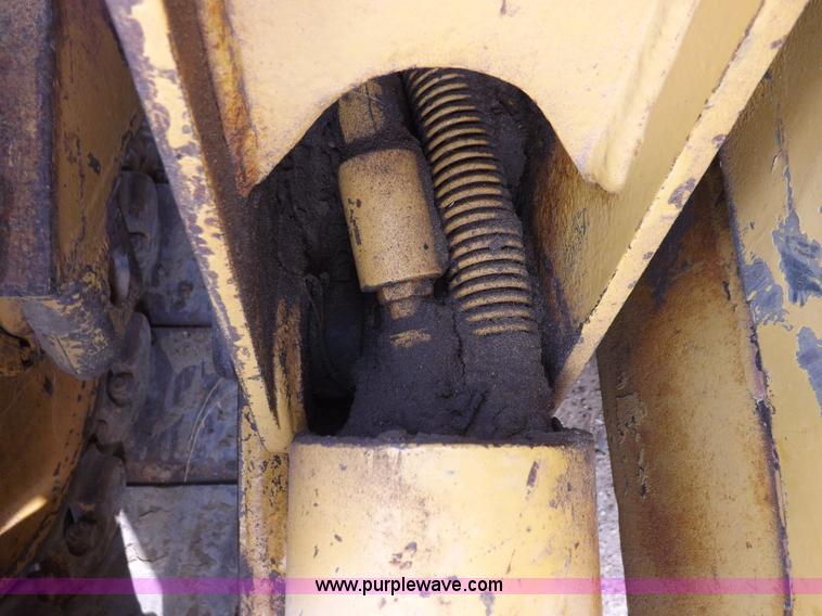 image for item H7177 1986 Caterpillar D4H dozer