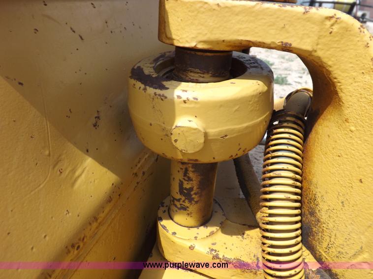 image for item H7177 1986 Caterpillar D4H dozer