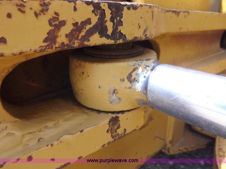 image for item H7177 1986 Caterpillar D4H dozer