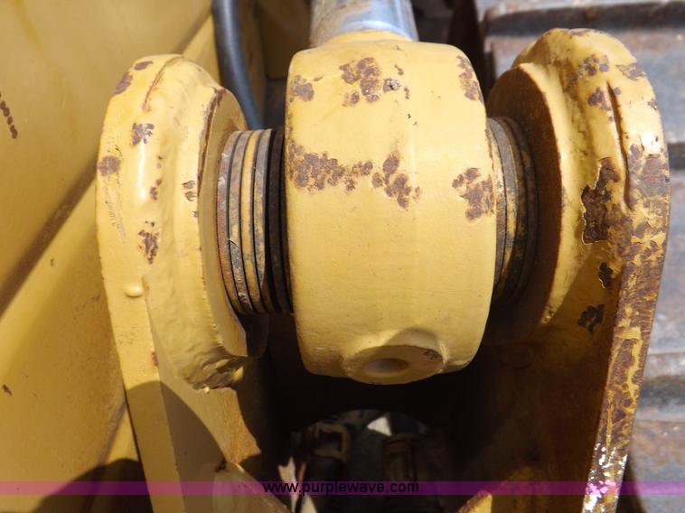 image for item H7177 1986 Caterpillar D4H dozer