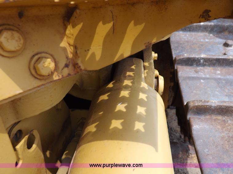 image for item H7177 1986 Caterpillar D4H dozer