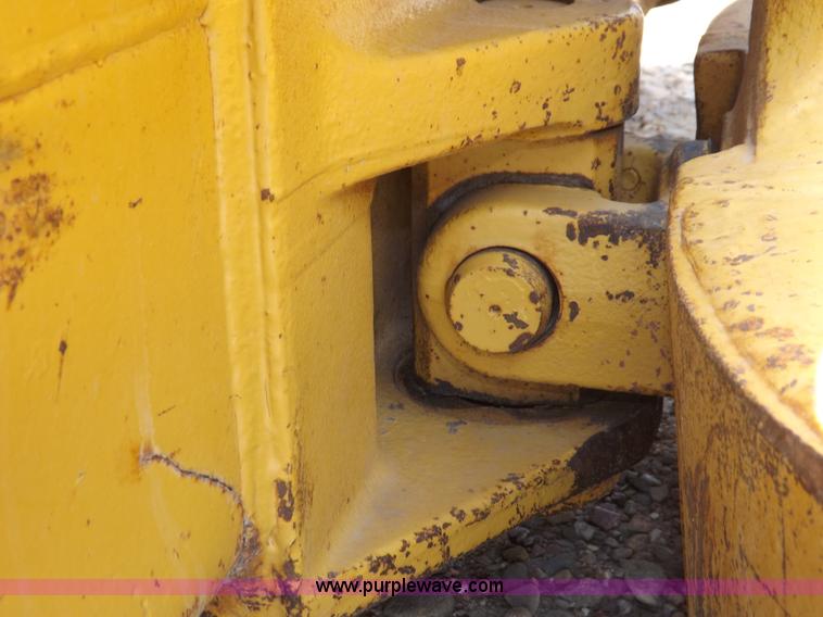 image for item H7177 1986 Caterpillar D4H dozer